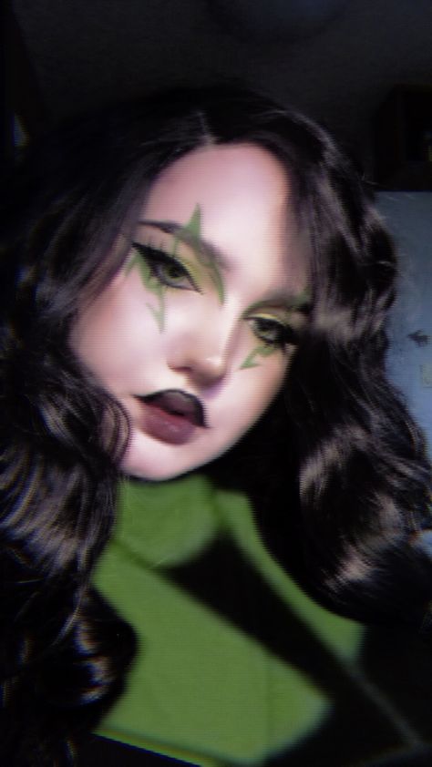 Shego from kim possible cosplay makeup Shego Lips, Kim Possible Lip Makeup, Shego Makeup, Shego Cosplay, Kim Possible Cosplay, Halloween Goth, Halloween Makeup Inspiration, Kim Possible, Grunge Makeup