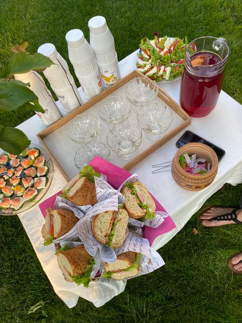 Picnic Date Food, Hosting Dinner, Boozy Brunch, Picnic Inspiration, Outdoor Dinner Parties, Sleepover Food, Garden Party Birthday, Picnic Date, 17th Birthday