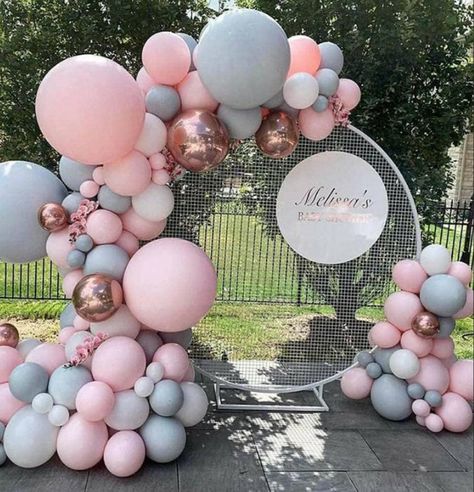 Balloon Arch Decorations, Deco Ballon, Gold Foil Balloons, Idee Babyshower, Balloon Garland Diy, Baby Shower Deco, Ariana Video, Gold Confetti Balloons, White Balloons