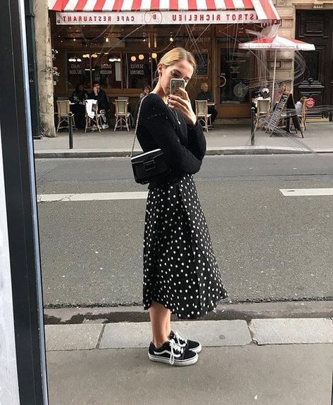 Mode Poses, Rok Outfit, Polka Dot Midi Skirt, Vans Outfit, Street Style Edgy, Outfits Trendy, Street Style Summer, Mode Inspo, Sneakers Outfit