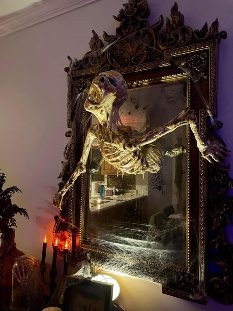 Haunted House Bathroom, Spooky Halloween Indoor Decor, Haunted House Decoration Ideas, Hell Halloween Decorations, Diy Haunted House Ideas, Creepy Mirror, Skeleton Mirror, Haunted Halloween Decorations, Skeleton Diy