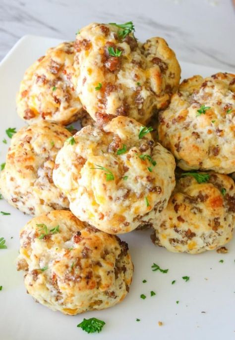 Sausage Cheddar Biscuits, Sausage Cheese Biscuits, Brunch Ideas For A Crowd, Biscuits Breakfast, Sausage Biscuits, Breakfast For A Crowd, Cheese Breakfast, Queso Cheddar, Cheddar Biscuits