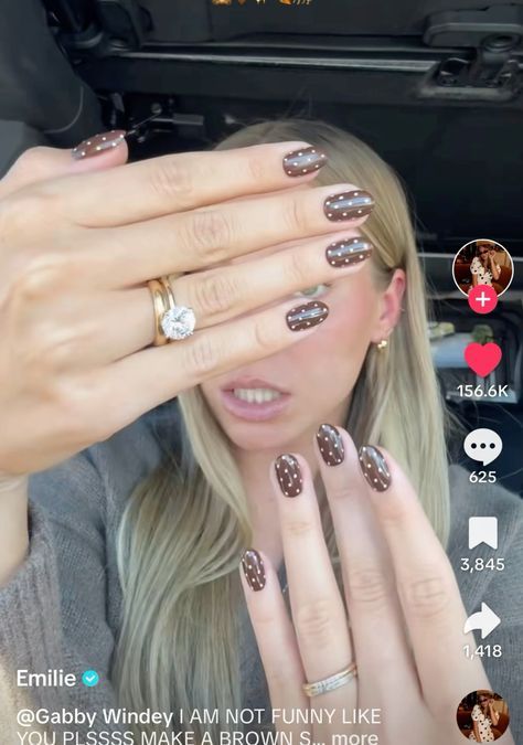 Brown Dot Nails, Brown Nails With White Polka Dots, Brown Nails With Polka Dots, Polka Dot Nails Red, Brown Polka Dot Nails, Nail Polka Dots, Nail Inspo Square Short, Swaggy Nails, Polka Dots Nails