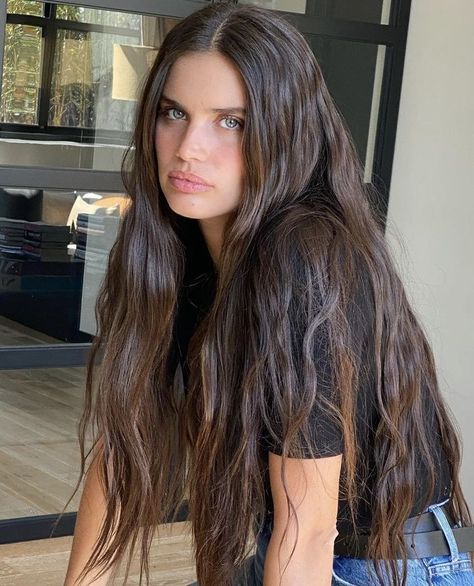 Sara Sampaio, Haircut And Color, Dream Hair, Great Hair, Aesthetic Hair, Dark Hair, Wavy Hair, Hair Goals, Hair Trends