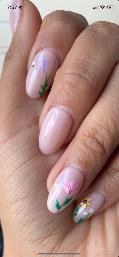 Flower And Bee Nails, Mail Flower Design, Spring Bee Nails, Bumble Bee Nails Design, Daffodil Nails, Bee Nails Design, Spring Flower Nail Designs, Wild Flower Nails, Wildflower Nails