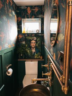 Dark Cloakroom Ideas, Small Narrow Toilet Room Ideas, Half Bathroom Ideas Colorful, Dark Green Cloakroom, Dark Green Toilet Room, Green And Copper Bathroom, Penny Floor Bathroom, Dark Toilet Room, Green Cloakroom