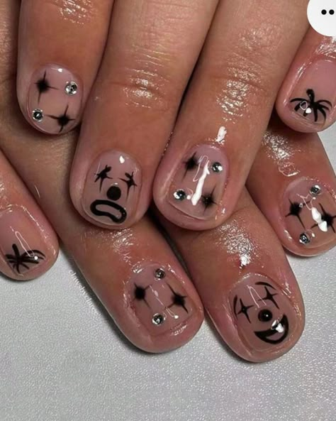 Swipe for the inspo pic >> they asked me for something better on the pinky nails ✨ 🎃 Spooky season is around the corner! These happy & sad clown press-on nails are perfect for Halloween—fun and festive yet still neutral enough to wear daily. With the convenience of press-ons, you get salon-quality nails without the hassle or time commitment. That’s why they’re so popular now! Who’s ready to switch up their look in minutes? 💅✨ #halloweennails #pressonnails #clownnails #convenientbeauty #neut... Nail Tutorial Videos, Festive Manicure, Halloween Press On Nails, Autumn Breeze, Halloween Express, Short Nails Art, Spooky Designs, Nail Forms, Halloween Nail Art