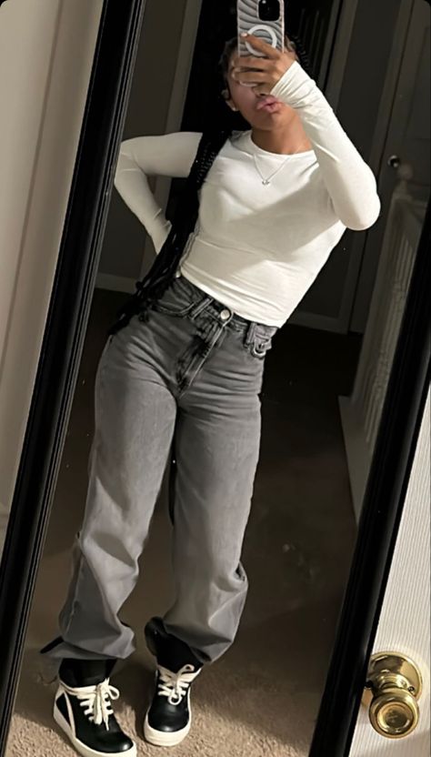 White Shirt Outfit Baddie, Cute Jeans Outfit Black Women, White Cement 3 Outfit Black Women, Gray Jeans Outfit Black Woman, Gray Baggy Jeans Outfit, Grey Jeans Outfit Black Women, Light Gray Pants Outfit, White Tee And Jeans Outfit, Gray Jeans Outfit