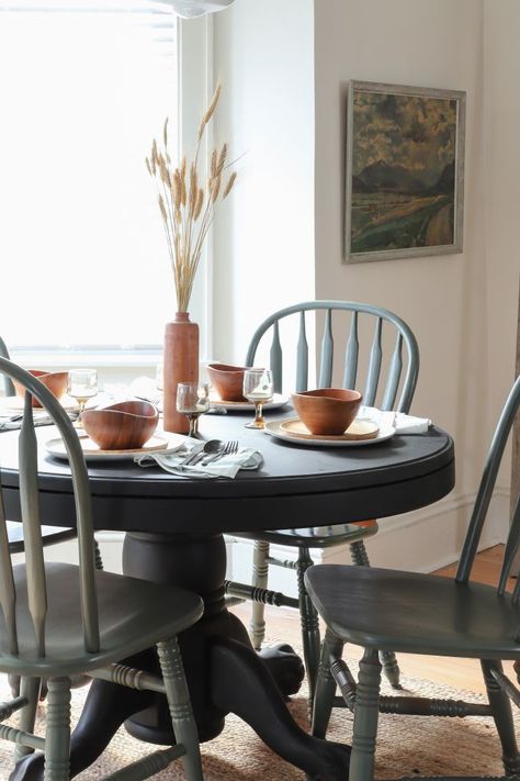 DIY Thrifted Dining Table and Chairs Makeover Table Chairs Makeover, Dining Chair Makeover, Koti Diy, Dining Table Makeover, Painted Dining Table, I Spy Diy, Kitchen Table Makeover, Chair Makeover, Table Makeover