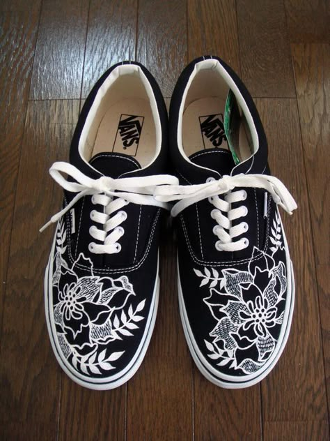 Shoe Art Ideas, Shoe Art Designs, Canvas Shoes Diy, Custom Vans Shoes, Painted Shoes Diy, Painted Clothes Diy, Painted Canvas Shoes, Custom Shoes Diy, Diy Sneakers