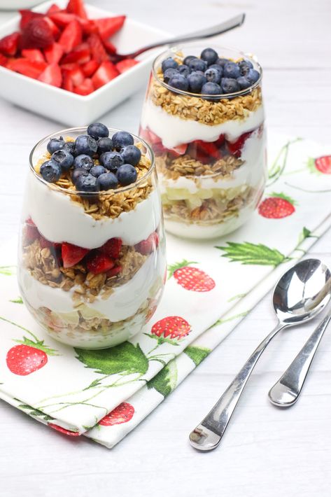 Busy back to school mornings just got easier with this Greek Yogurt Parfait with Fruit and Granola. This breakfast will fuel your day. Greek Yogurt Parfait Recipes, Healthy Yogurt Parfait, Yoghurt Parfait, Breakfast Yogurt Parfait, Healthy Parfait, Breakfast Yogurt, Yogurt Parfait Recipe, Fruit And Yogurt Parfait, Yogurt Granola