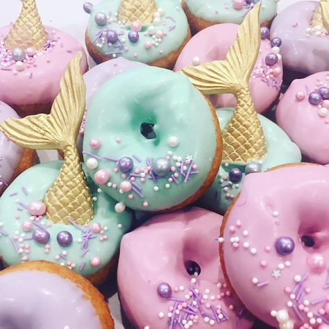 If I was a mermaid I’d probably want to dive into a donut too.....👌 #donutseveryday #donuts #mermaids #donutlove #instabake… Mermaid Donut Cake, Mermaid Sweet Table, Mermaid Donuts Ideas, Mermaid Doughnut, Holiday Desserts Christmas, Mermaid Theme Birthday Party, Cute Christmas Cookies, Beach Week, Ariel Birthday