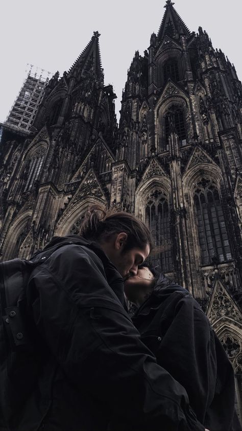 Goth Date Ideas, Gothic Love Aesthetic, Toopoor Aesthetic, Goth Couple Aesthetic, Goth Couples, Goth Romance, Goth Couple, Grunge Couple, Dark Love