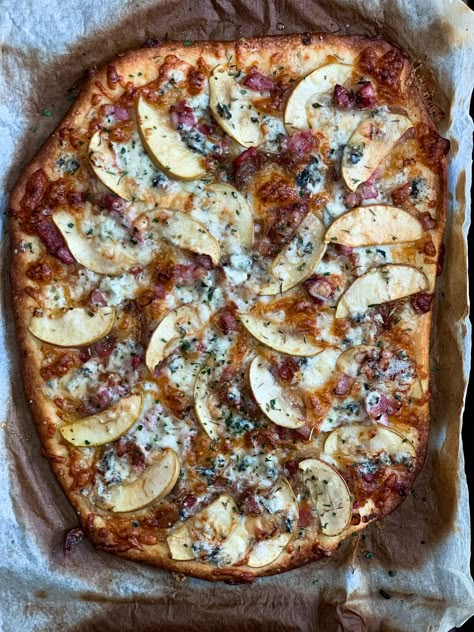 Apple Gorgonzola Pizza, Green Apple Pizza, Red Sauce Pizza, Cooking Vibes, Flatbread Pizza Dough, Pancetta Pizza, Fall Pizza, Gorgonzola Pizza, Apple Pizza