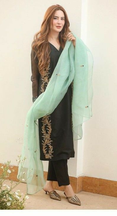 Eid Photography, Contrast Dupatta, Kurti Suit, Body Hot, Black Color Combination, Latest Blouse Designs Pattern, Pakistani Clothes, Pakistani Style, Dresses Design