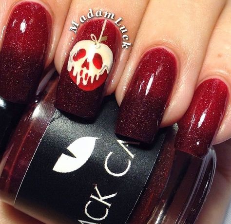 Poison apple nails Snow White Nails, Skull Nails, Aurora Nails, Poison Apple, Nail Art Disney, White Nail Designs, Super Nails, Disney Nails, Halloween Nail Designs