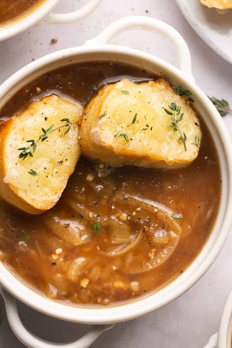 The Best Healthy French Onion Soup Vegan Onion Soup Recipe, Healthy Onion Soup, French Onion Soup Recipe Crockpot, Healthy French Onion Soup, Christmas Soup Recipes, Light Soup Recipes, Healthy Chicken Pot Pie Soup, Harvest Chili, Soup Recipe Crockpot