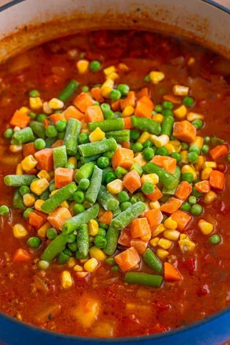 Hamburger Vegetable Soup Recipes, Hamburger Vegetable Soup Easy, Cheeseburger Soup Slow Cooker, Hamburger Potato Soup, Soup And Salad Combo, Crock Pot Vegetables, Hamburger Vegetable Soup, Hamburger Stew, Frozen Hashbrowns