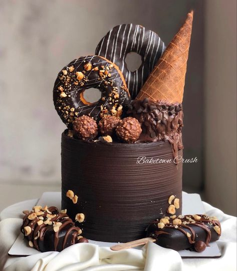 Chocolate Cake Designs, Chocolate Dishes, Unique Birthday Cakes, Simple Cake Designs, Chocolate Cake Decoration, Creative Cake Decorating, Sweet Dishes Recipes, Quick Recipes Snacks, Birthday Cake Chocolate