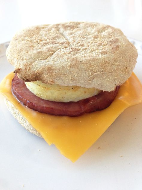 Egg Mcmuffin, Healthy Eggs, Freezer Breakfast, Freezer Meal, Freezer Cooking, Diet Vegetarian, Breakfast On The Go, Make Ahead Meals, Ww Recipes