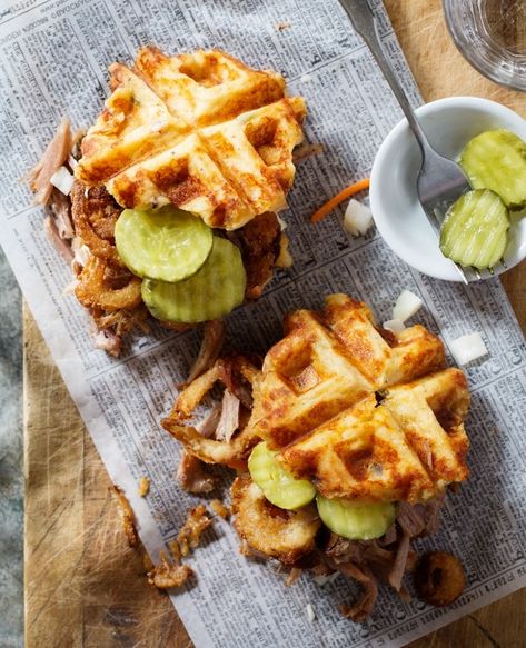 Waffle Pulled Pork Sliders Beer Pulled Pork, Pulled Pork Recipe Slow Cooker, Pulled Pork Sliders, Pork Sliders, Slow Cooker Pulled Pork, Pulled Pork Recipes, Tailgate Food, Think Food, Wrap Sandwiches