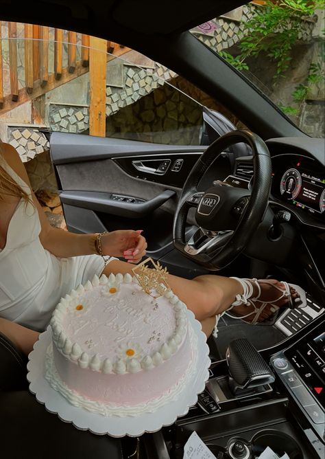 Aesthetic Car Birthday, Car Birthday Pictures, Birthday Shoot With Car, Car Birthday Shoot, Birthday Car Pictures, Birthday Celebration In Car Ideas, Car Photoshoot Birthday, Car Birthday Photoshoot Ideas, Birthday Celebration In Car