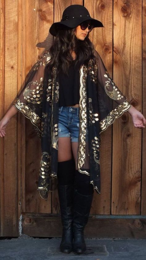 Check out these amazing ways to wear boho kimonos! Festival Outfit Plus Size, Festival Cardigan, Sheer Duster, Beige Hose, Fest Outfits, Mode Hippie, Estilo Hippie, Plus Size Vintage, Kimono Sleeves