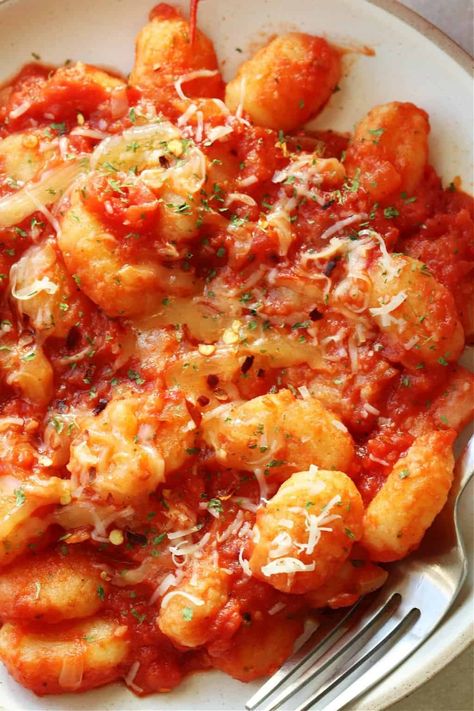 This quick and easy Gnocchi with Tomato Sauce recipe calls for 6 simple ingredients and is done in 30 minutes. The potato gnocchi is boiled, then briefly fried in a pan, and finally tossed in simple tomato sauce. A garnish of cheese and parsley is a perfect finishing touch! Gnocchi Tomato Sauce, Easy Gnocchi, Fried Gnocchi, Gnocchi Recipes Easy, Simple Tomato Sauce, Easy Pasta Sauce, Fried Tomatoes, Easy Tomato Sauce, Sweet Potato Gnocchi