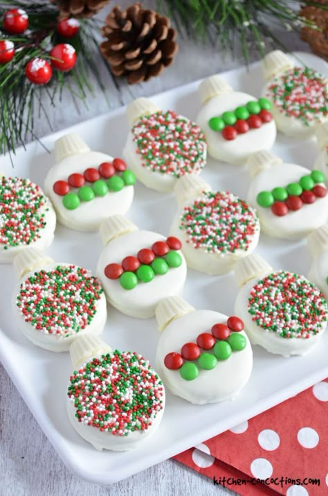 Easy Ornament Cookies - Skip the decorated sugar cookies this holiday season and make these super easy decorated Christmas Oreo cookies instead! #kitchenconcoctions #recipe #cookies Christmas Oreo Cookies Decorated, Oreo Cookie Christmas Ornament, Christmas Oreos Ideas, Oreo Cookie Decorations, Oreo Cookie Decorating Ideas, Oreo Christmas Ornaments, Christmas Cake Puck, Decorated Oreos Christmas, Oreo Cookie Pucks