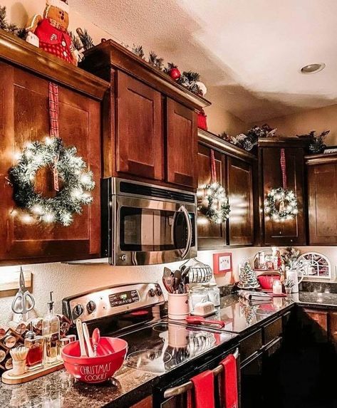 Christmas Kitchen Cabinets, Apartment Holiday Decor, Diy Christmas Kitchen, Christmas Kitchen Decor Ideas, Kitchen Decoration Ideas, Christmas Stairs Decorations, Glam Christmas Decor, Brown Kitchen Cabinets, Holiday Room