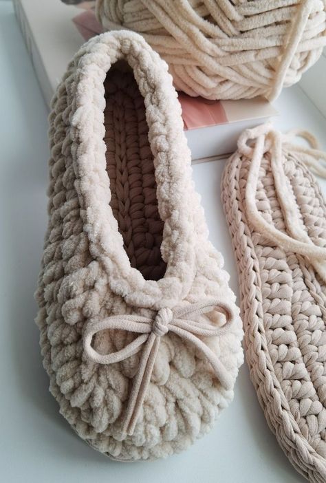 Diy Crochet Shoes, Crochet Stitches Symbols, Diy Crochet Slippers, Finger Knitting Projects, Crochet Storage, Crochet Sandals, Crochet Clothing And Accessories, Kawaii Crochet, Crochet Booties