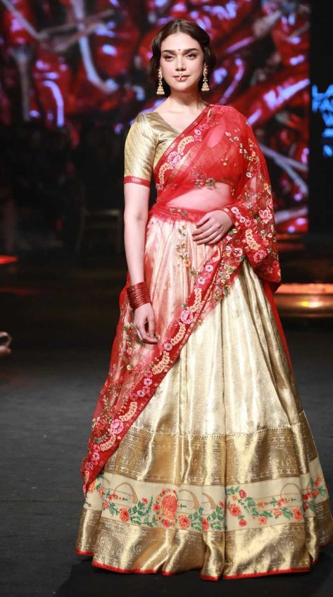 aditi rao hydari in a golg lehenga by gaurang shah for lfw Red Dupatta Combination Lehenga, Aditi Rao Hydari Padmavati, Gaurang Shah Lehenga, Aditi Rao Hydari Lehenga, Gaurang Shah Sarees, Aditi Rao Hydari Indian Outfits, Saree Reference, Gaurang Shah, Arpita Mehta