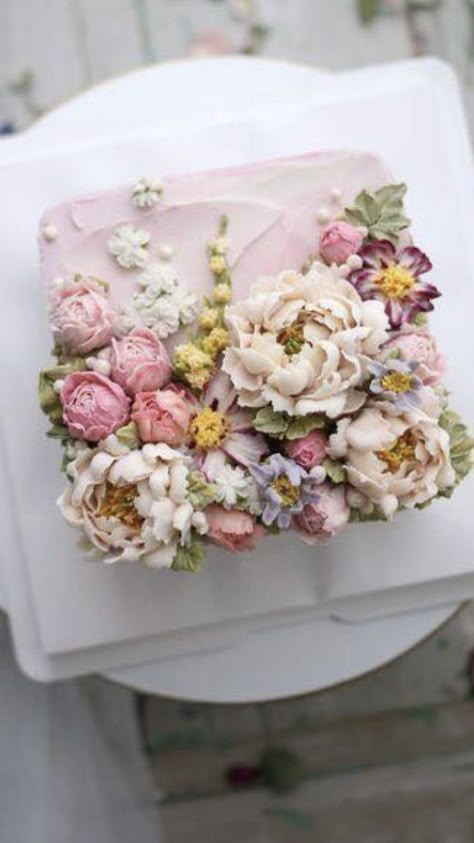 Buttercream Flowers, Small Cake, Gorgeous Cakes, Floral Cake, Cake Frosting, Love Cake, Fancy Cakes, Cake Decorating Techniques, Buttercream Cake