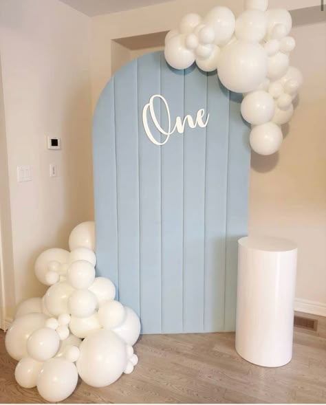 Cute Birthday Photoshoot, Cute Birthday Photoshoot Ideas, Birthday Photoshoot Ideas, Deco Ballon, 1st Birthday Girl Decorations, Baby Birthday Decorations, Boys 1st Birthday Party Ideas, Baby Boy 1st Birthday Party, Baby Birthday Themes