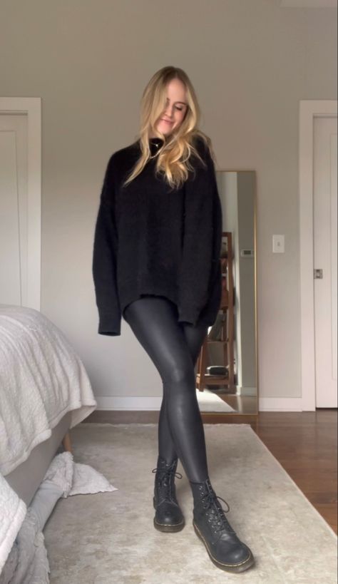 Leather Leggings Aesthetic, Black Leggings Outfit Autumn, Leggings Boots Outfit Fall, Black Leather Leggings Outfit Fall, Shiny Black Leggings Outfit, Leder Leggins Outfit, Leather Flares Outfit, Leather Look Leggings Outfit, Wet Look Leggings Outfit