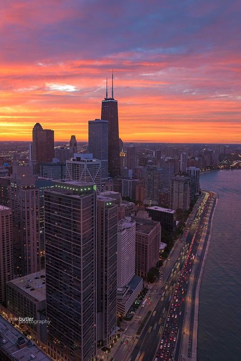 Cloudcore Aesthetic, Lake Shore Drive Chicago, Beach Sunset Photography, Chicago Aesthetic, Visit Chicago, Lake Shore Drive, Lake Shore, Nyc Life, Chicago Skyline