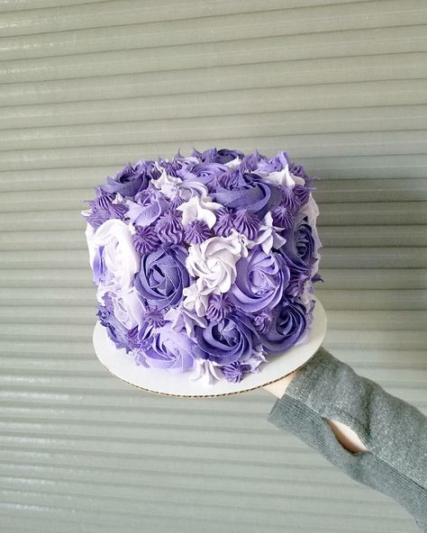 Purple Round Cake, Purple Smash Cake, Purple Floral Cake, Floral Cake Birthday, Sunflower Birthday Cakes, Purple Velvet Cakes, Purple Birthday Cake, Baby Shower Sheet Cakes, Rosé Birthday Cake