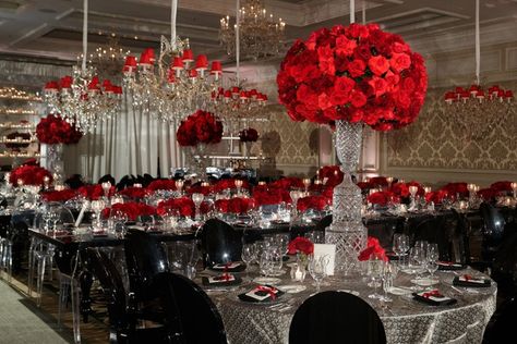 Red Rose Centerpiece Wedding, Red Roses Centerpieces, Rose Centerpieces Wedding, Red Flower Arrangements, Red Centerpieces, Red Wedding Theme, Quince Decorations, Red Rose Wedding, Crystal Centerpieces