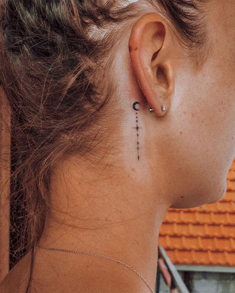 𝑴𝒂𝒚𝒍𝒊𝒛𝒂 𝑨𝒏𝒋𝒆𝒍𝒊𝒄𝒂 - 𝑩𝒂𝒍𝒊 on Instagram: “@zoelunapheonix 🌙 ✨ @mayo.ttt” Drawing Piercings, Back Ear Tattoo, Small Moon Tattoos, Behind Ear Tattoos, Bestie Tattoo, Neck Tattoos Women, Petite Tattoos, Vine Tattoos, Modern Tattoos