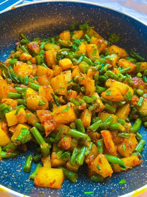 Green Bean and Potato Curry (Aloo Phali) - Fatima Cooks Potato Beans Recipes, Green Bean Curry Recipes, Green Bean Recipes Vegetarian, Potato Curry Indian, Bean Curry Recipe, Curry Potatoes, Green Bean Curry, Vindaloo Recipe, Green Curry Recipes