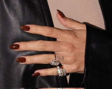 Hailey Bieber Rings, Haylie Bieber Nails, Hailey Bieber Nails, Bieber Nails, Almond Shape Nails, Burgundy Nails, Nail Ring, Unique Acrylic Nails, Minimalist Nails