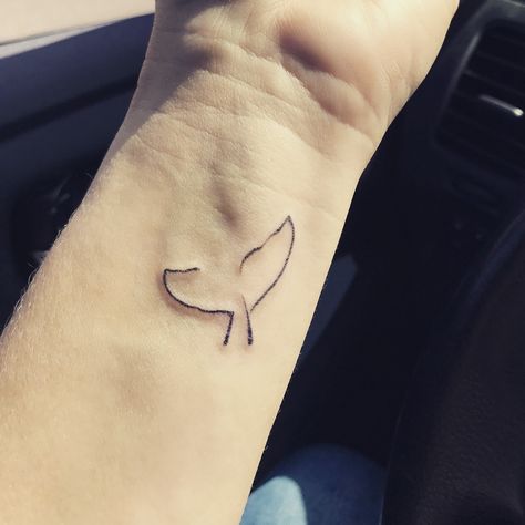 My newest ink: delicate whale tail tattoo on wrist. Whale Tail Tattoo, Tail Tattoo, Tattoo On Wrist, Orca Tattoo, Whale Tattoos, Ocean Tattoos, Disney Tattoo, Diy Tattoo, Wrist Tattoo