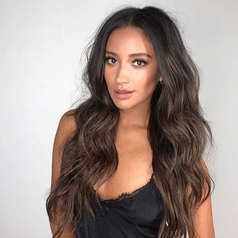 Shay Mitchell wavy hair. Shay Mitchell Hair, Brown Hair With Lowlights, Black Women Hair, Janel Parrish, Sasha Pieterse, Dark Brunette Hair, Shay Mitchell, Email Id, Hair Color Balayage