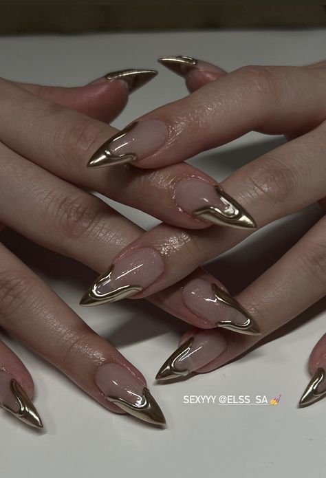 Cream Nails Aesthetic, Acrylic Nails Concert, 20s Nails, Rocker Nails Punk, Gold Tips Nails, Elegant Acrylics, Greek Goddess Nails, Nail Inspo Gold, Rich Nails