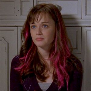 Rory Gilmore Hair, Pink Hair Streaks, Pink Hair Highlights, Rory Gilmore Style, Hair Movie, Pink Streaks, Hair Streaks, I Love Cinema, Pink Highlights