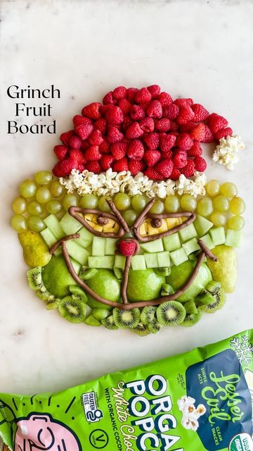 Steph | Healthy Family Recipes & Food Hacks on Instagram: "This Grinch Fruit Board is so fun for a Christmas party! It’s the perfect healthy snack for all of your little Whos! ⭐️ Follow for more simple, healthy holiday recipes ⭐️ I saw @playpartyplan share a Grinch candy board, and I knew I wanted to make one with fruit in collaboration with @lesserevilsnacks. All you need are a bunch of green fruits, red fruit, yellow fruit, chocolate icing, and popcorn. We love @lesserevilsnacks White Chocol Healthy Christmas Fruit Tray, Grinch Fruit Platter, Christmas Fruit Tray For Kids, Grinch Fruit Tray, Christmas Fruit Ideas, Christmas Fruit Tray Ideas, Holiday Fruit Tray, Holiday Fruit Platter, Christmas Fruit Tray