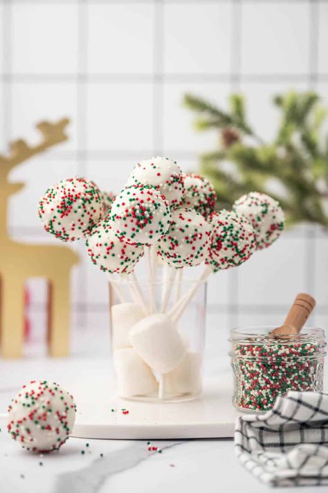 Christmas Cake Pops with Cake Mix - Food Exit Recipes Easy Christmas Party Desserts For A Crowd, Cake Pops Christmas Ideas, Christmas Cake Popsicles, Cake Pop Bites, Christmas Cake Pops Ideas, Spiced Christmas Cake, Christmas Tree Cake Pops, Tree Cake Pops, Cake Pops Christmas