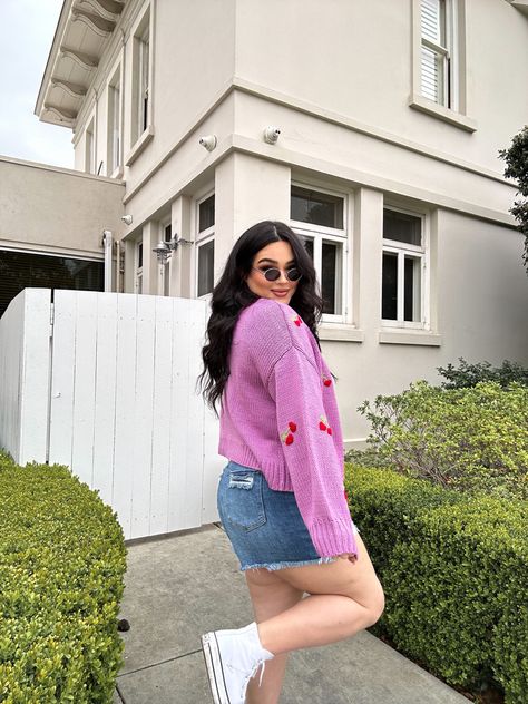 Instagram Pose Ideas Plus Size, 2000s Plus Size Fashion, Plus Size Converse Outfit, Trixie Aesthetic, Plus Size Poses For Pictures Instagram, Gitionline Plus Size, Converse And Leggings Outfit, Plus Size Pose, Poses Plus Size