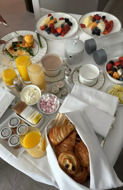 France Breakfast Aesthetic, Rich Breakfast Aesthetic, Luxury Breakfast Table, Bougie Breakfast, Old Money Food, Breakfast Room Service, Luxury Brunch, Breakfast Luxury, Luxury Breakfast