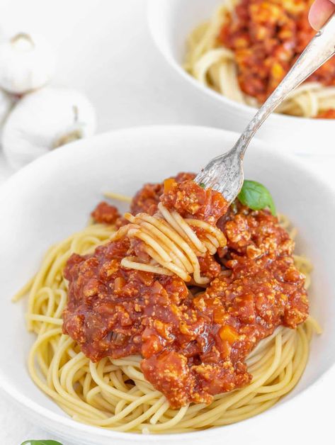 Tofu Spaghetti, Tofu Bolognese, Tofu Pasta, Tofu Recipes Easy, Quick Pasta Dishes, Plant Based School, Vegan Bolognese, Cooking Tofu, Pasta Varieties